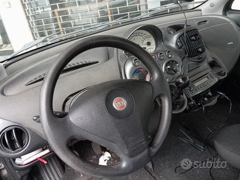 Begagnad Fiat Multipla 103 HK (75 kW) 2010 Grå Minibuss