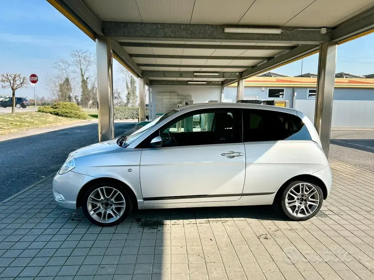 Usata Lancia Ypsilon 90 CV (66 kW) 2007 Argento Utilitaria