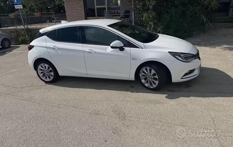 Usata Opel Astra 110 CV (80 kW) 2017 Bianco Berlina