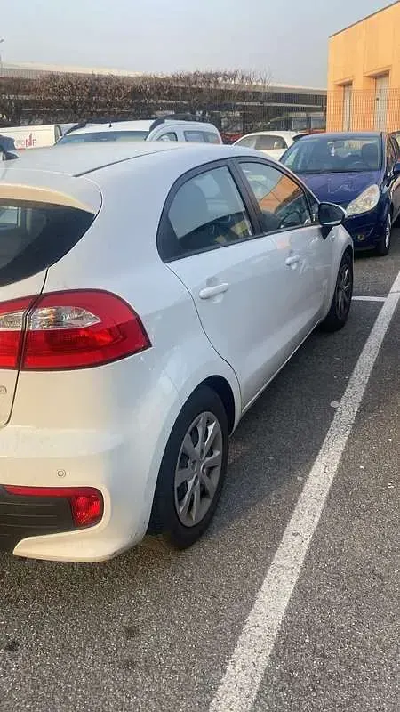 Usata Kia Rio City 83 CV (61 kW) 2016 Bianco Berlina