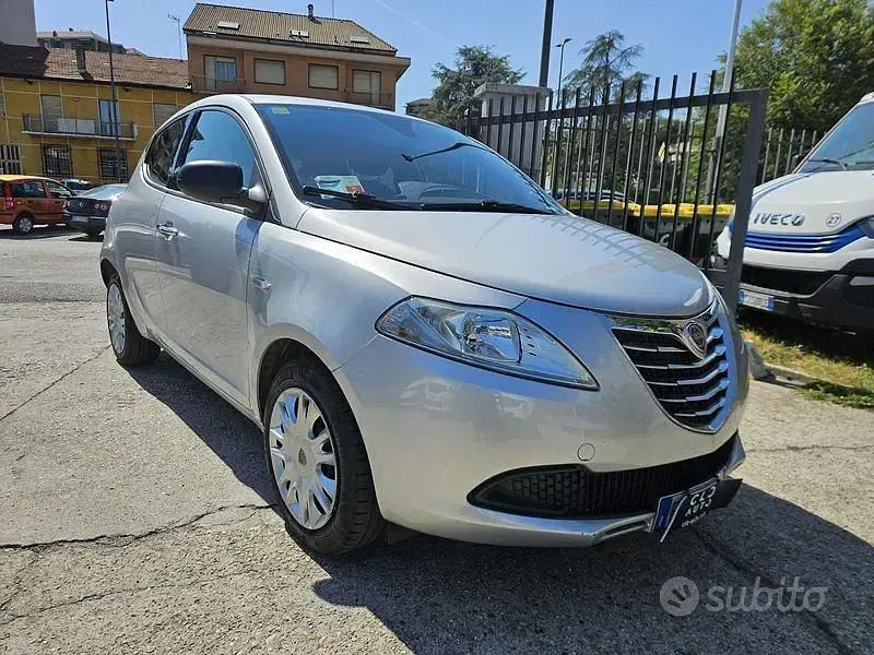 Usata Lancia Ypsilon Silver 69 CV (50 kW) 2015 Grigio Utilitaria