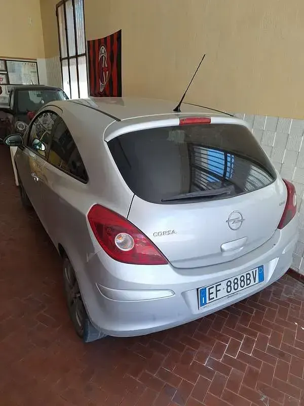 Usata Opel Corsa Edition 75 CV (55 kW) 2010 Grigio Utilitaria