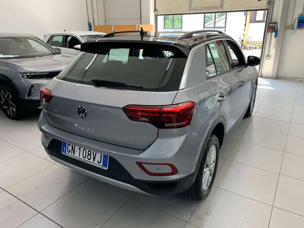 Usata VW T-Roc Life 116 CV (85 kW) 2023 Pyrit silver SUV