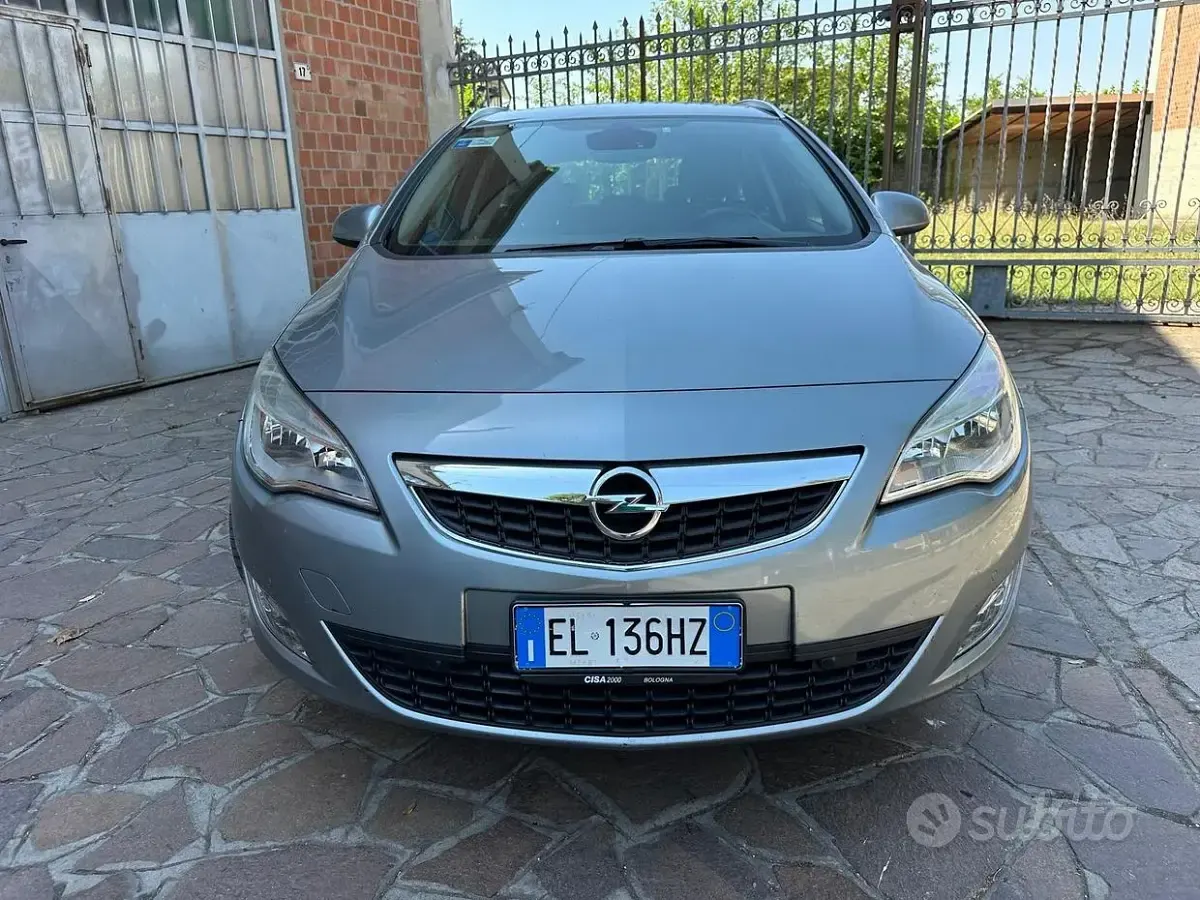 Usata Opel Astra Cosmo 110 CV (80 kW) 2012 Grigio Station wagon