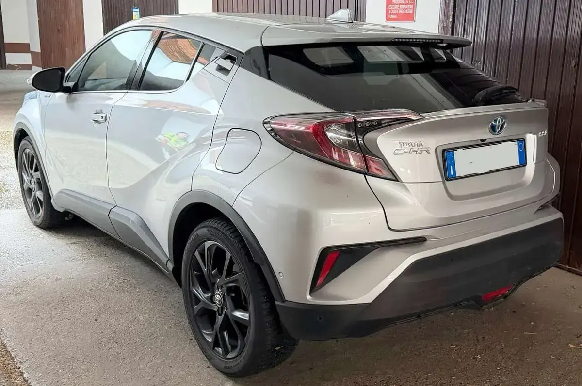 Usata Toyota C-HR Lounge 98 CV (72 kW) 2018 Argento SUV