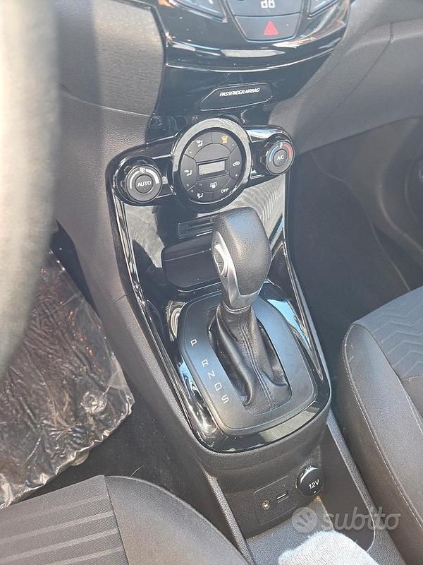 Usata Ford Fiesta 100 CV (73 kW) 2014 Bianco Berlina