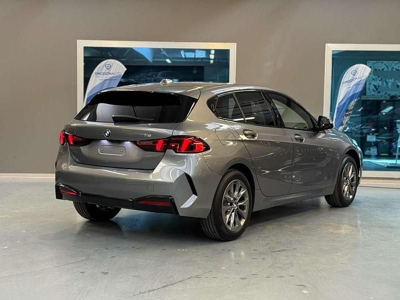 Nuova BMW 116 122 CV (89 kW) 2025 Skyscraper grey metallic Utilitaria