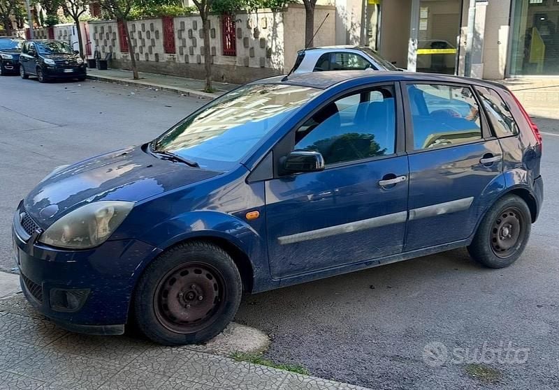 Usata Ford Fiesta 75 CV (55 kW) 2006 Blu Utilitaria