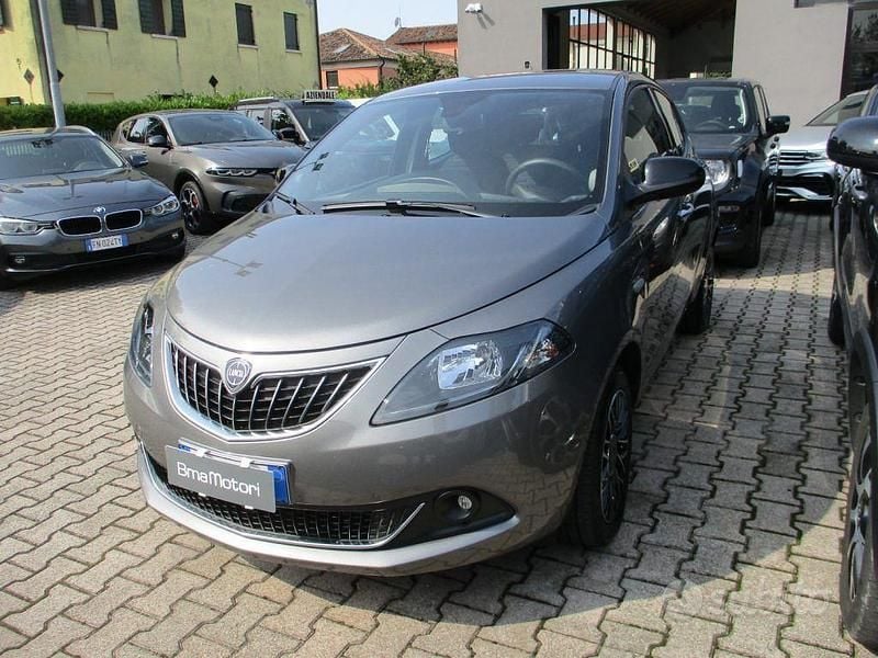 Usata Lancia Ypsilon 69 CV (50 kW) 2024 Grigio scuro Utilitaria