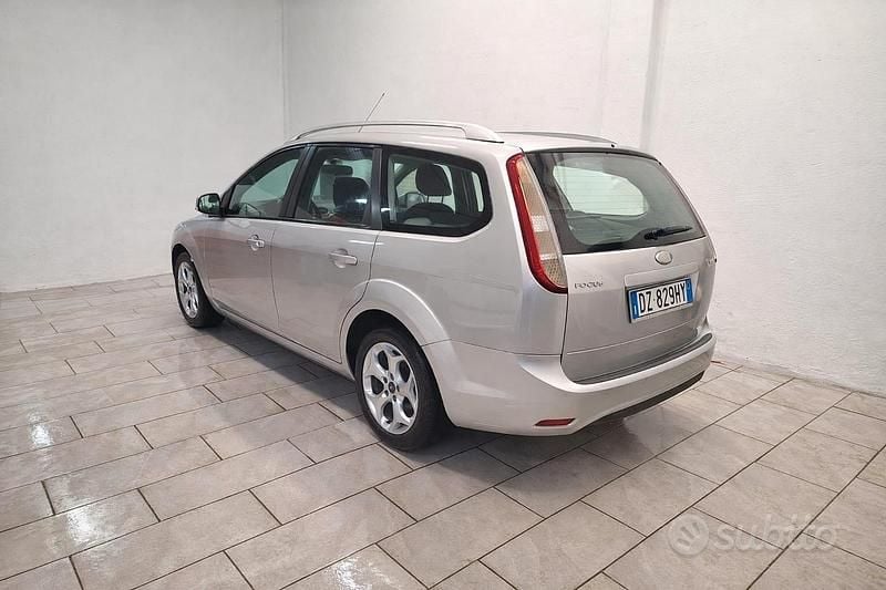 Usata Ford Focus 90 CV (66 kW) 2010 Grigio Station wagon