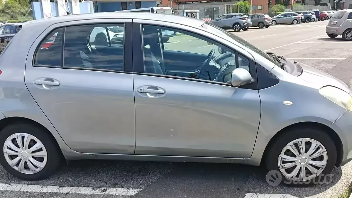 Usata Toyota Yaris 65 CV (47 kW) 2008 Grigio Utilitaria