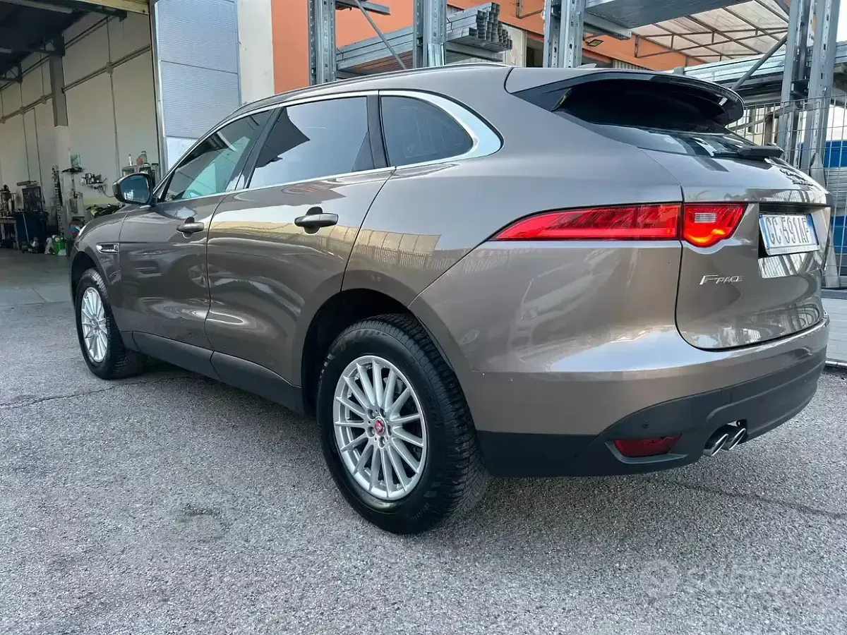 Usata Jaguar F-Pace 180 CV (132 kW) 2016 Grigio SUV