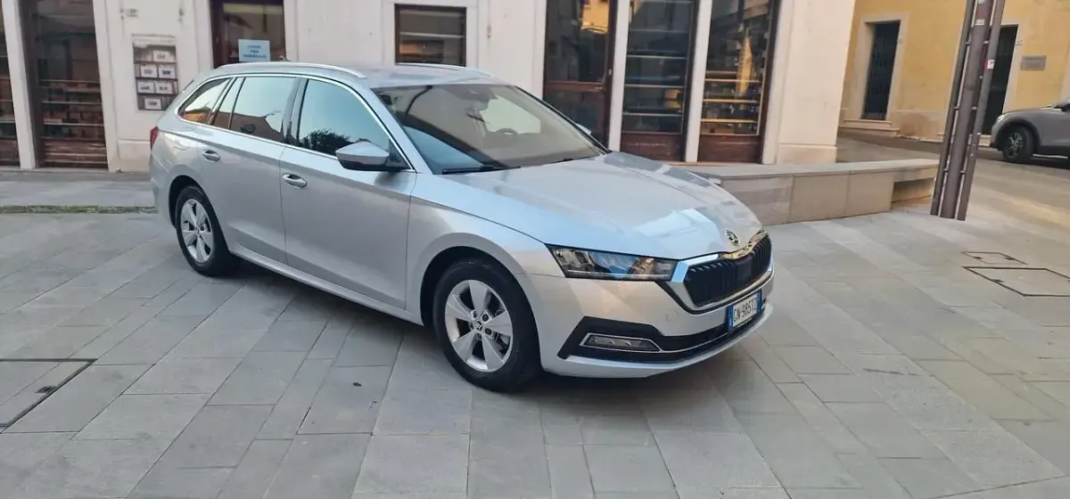 Usata Skoda Octavia Executive 150 CV (110 kW) 2023 Argento Station wagon