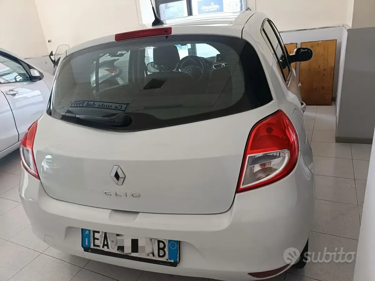 Usata Renault Clio II 75 CV (55 kW) 2009 Bianco Berlina