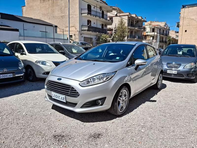 Usata Ford Fiesta Titanium 75 CV (55 kW) 2013 Grigio Utilitaria