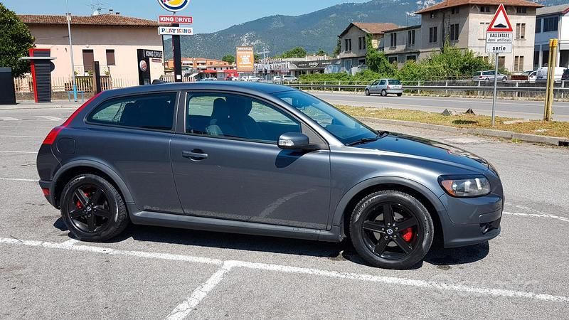 Usata Volvo C30 Kinetic 101 CV (74 kW) 2007 Marrone Utilitaria