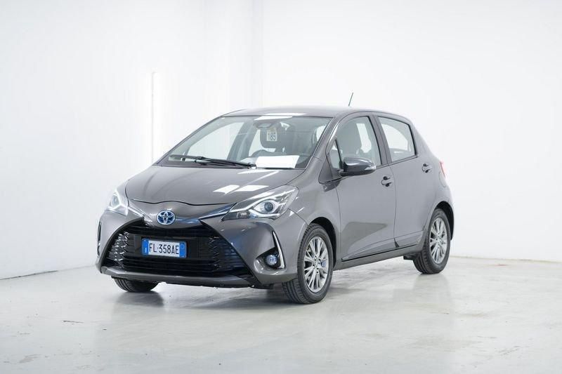 Grigio Usata 2017 Toyota Yaris Hybrid Active Tre volumi | 12.800 € (Buon prezzo) - Immagine 1/4