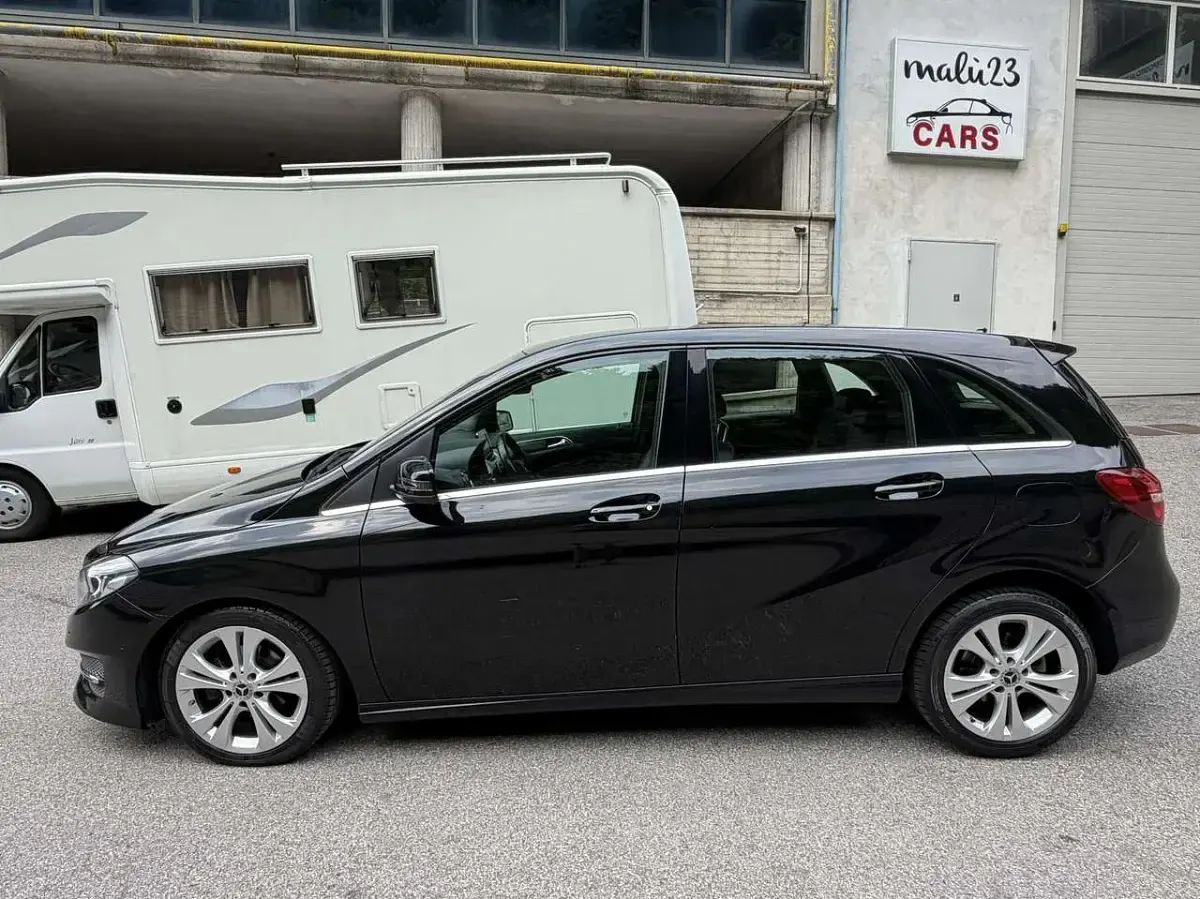 Usata Mercedes B180 109 CV (80 kW) 2017 Nero Utilitaria