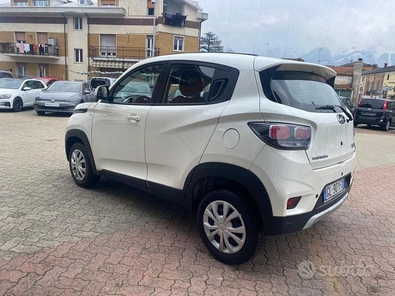 Usata Mahindra KUV100 87 CV (63 kW) 2024 Bianco SUV
