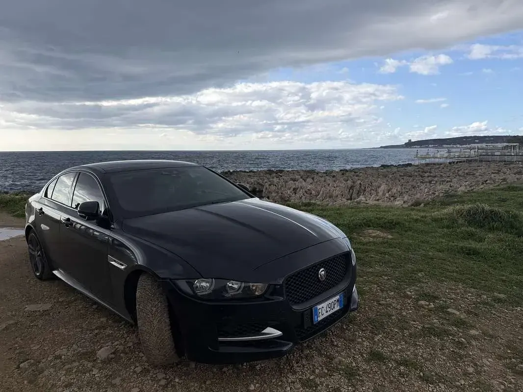 Usata Jaguar XE R-Sport 180 CV (132 kW) 2016 Bluazzurro Berlina