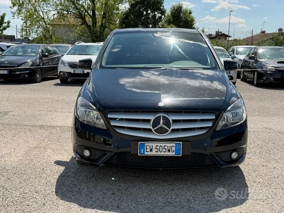 Gebraucht Mercedes B180 Premium 109 PS (80 kW) 2014 Schwarz Van / Kleinbus