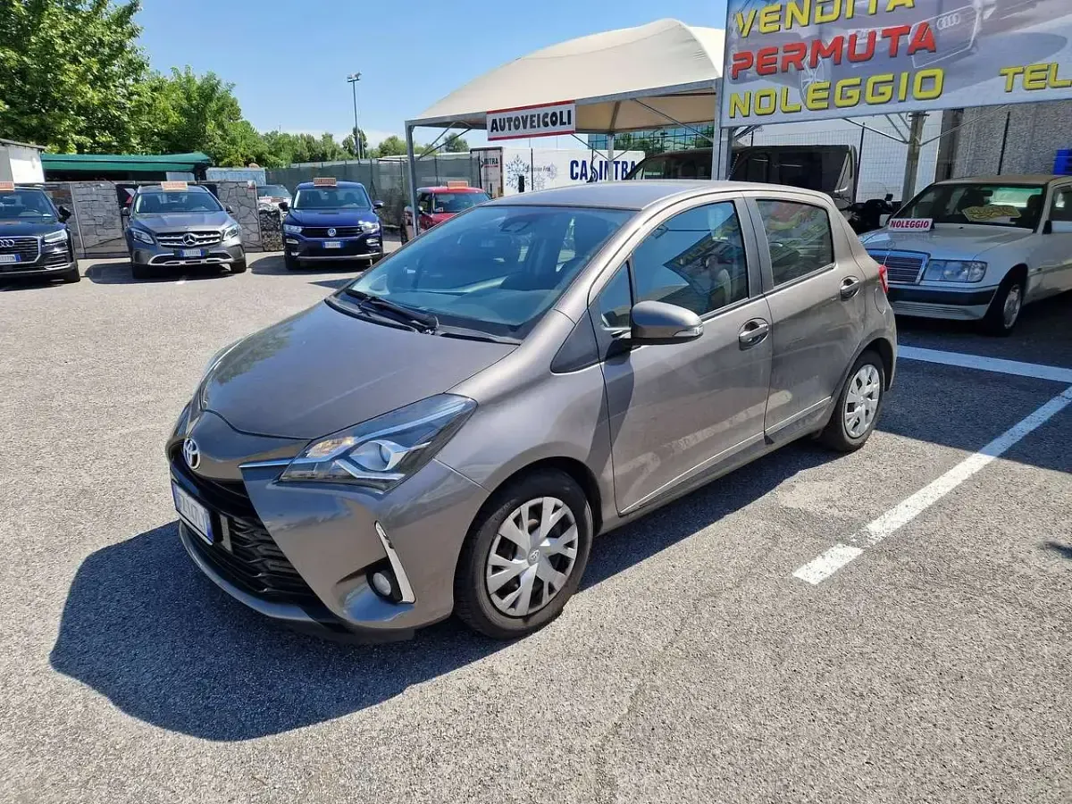 Usata Toyota Yaris Business Edition 69 CV (50 kW) 2020 Grigio Berlina