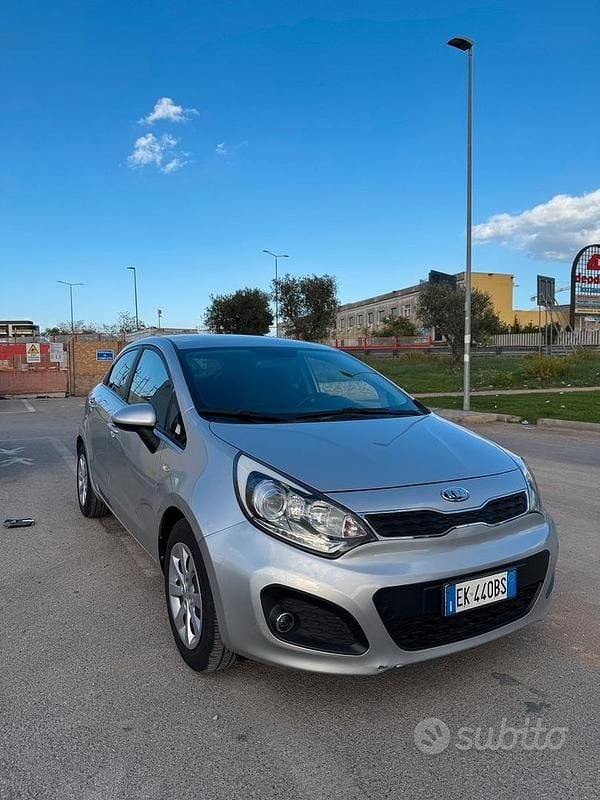 Usado Kia Rio 85 HP (62 kW) 2011 Sedan