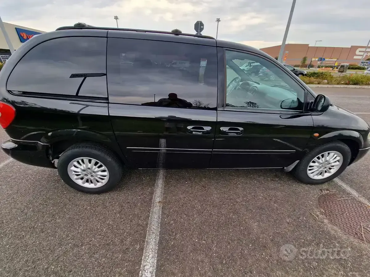Usata Chrysler Grand Voyager 150 CV (110 kW) 2008 Nero Monovolume