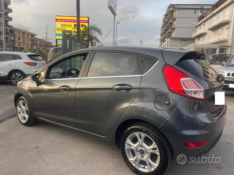 Usata Ford Fiesta Titanium 95 CV (69 kW) 2016 Grigio Berlina