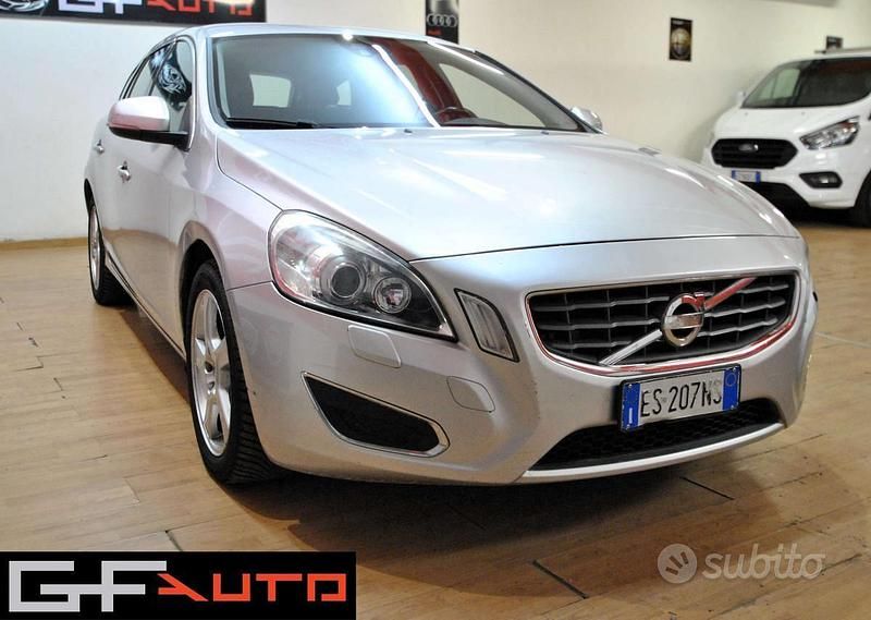 Usata Volvo V60 R-Design 163 CV (119 kW) 2013 Argento Station wagon