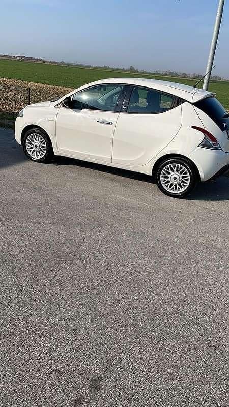 Usata Lancia Ypsilon 69 CV (50 kW) 2015 Utilitaria