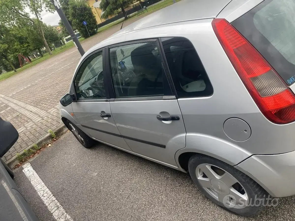 Usata Ford Fiesta 80 CV (58 kW) 2002 Grigio Utilitaria