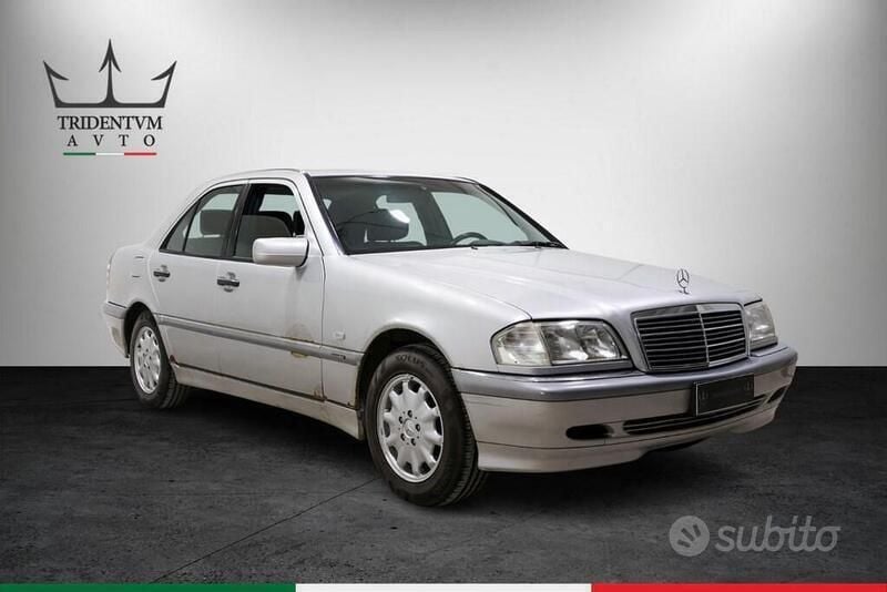 Usata Mercedes C180 Elegance 122 CV (89 kW) 1997 Argento Berlina