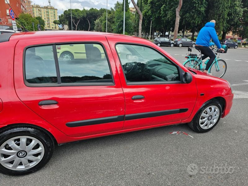 Rosso Usata 2009 Renault Clio II Berlina | 2000 € (Ottimo prezzo) - Immagine 1/4