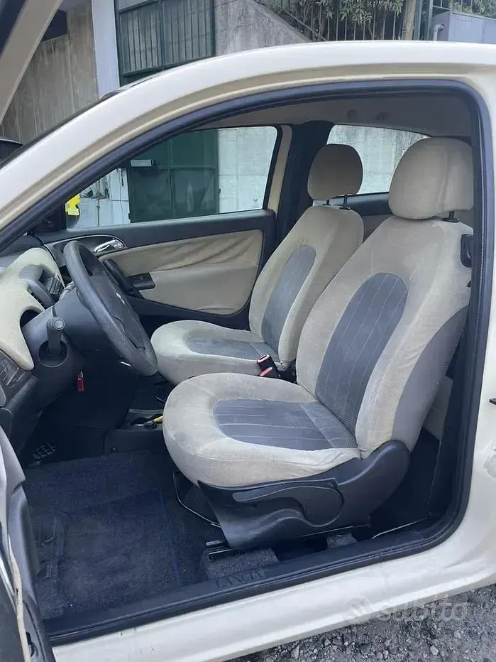Usata Lancia Ypsilon 60 CV (44 kW) 2004 Giallo Utilitaria