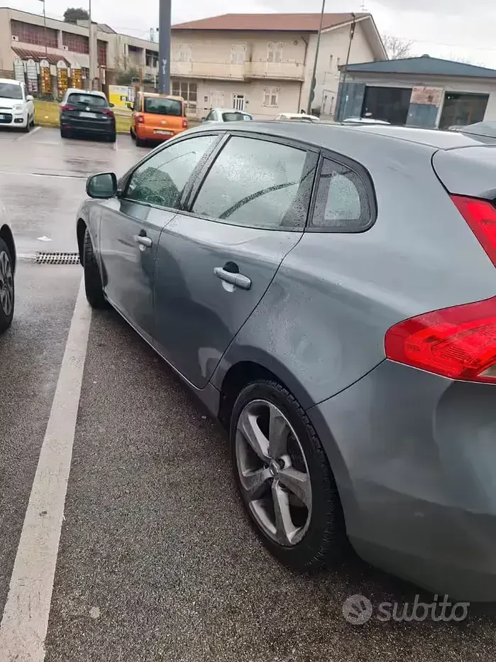 Usata Volvo V40 120 CV (88 kW) 2019 Grigio Berlina