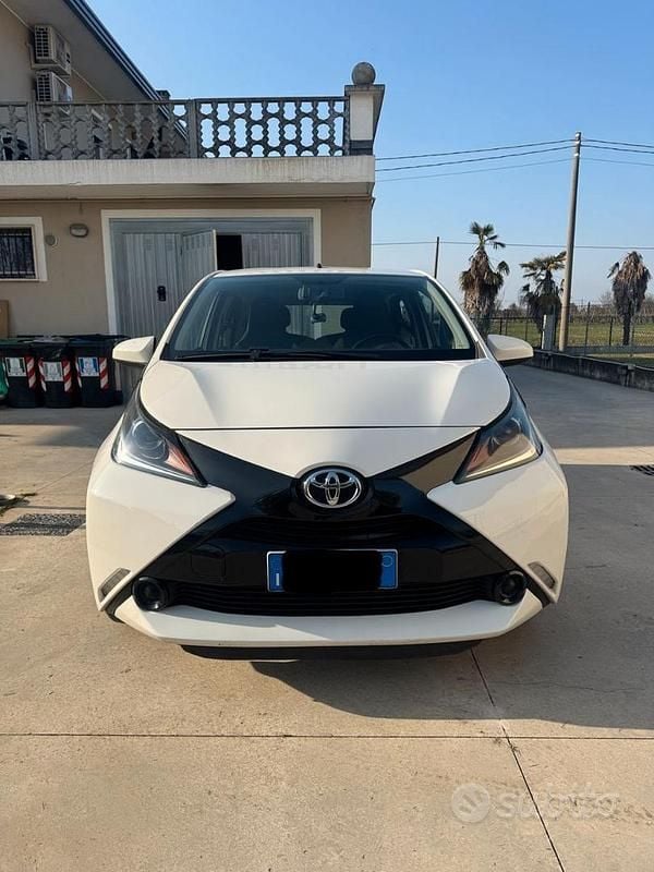Usata Toyota Aygo X-clusiv 69 CV (50 kW) 2016 Bianco Utilitaria