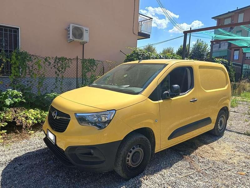 Giallo Usata 2024 Opel Combo Monovolume | 12.999 € - Immagine 1/4