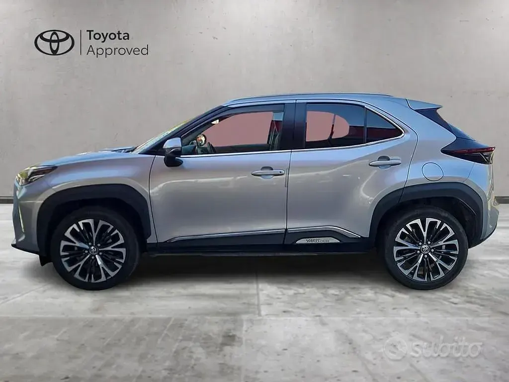Usata Toyota Yaris Cross Lounge 116 CV (85 kW) 2022 Argento SUV