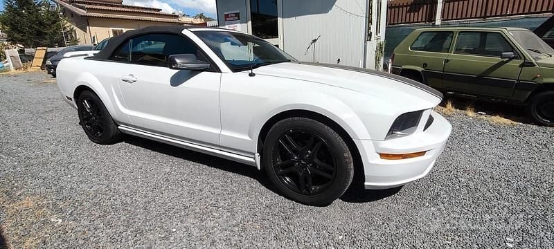 Usata Ford Mustang GT 239 CV (175 kW) 2006 Bianco Cabrio