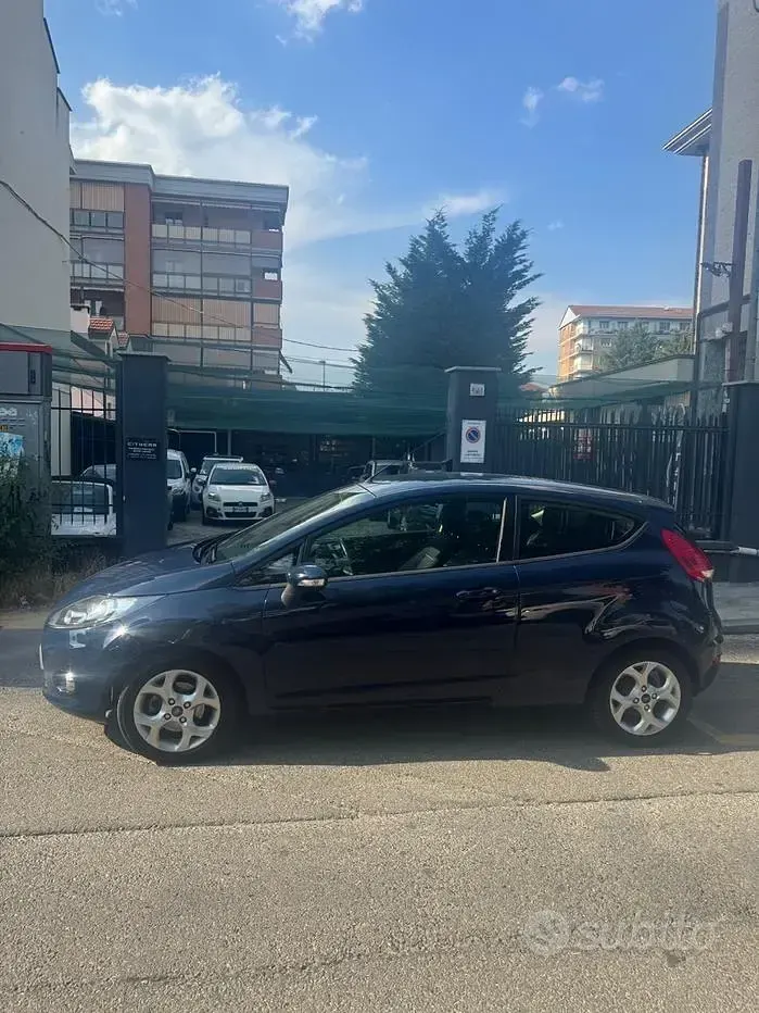 Usata Ford Fiesta 60 CV (44 kW) 2011 Bluazzurro Utilitaria