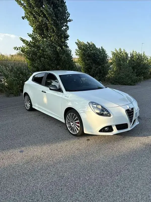 Usata Alfa Romeo Giulietta Quadrifoglio Verde 150 CV (110 kW) 2014 Bianco Utilitaria