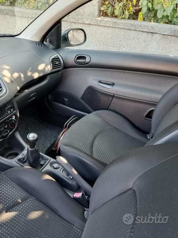 Usata Peugeot 206+ 60 CV (44 kW) 2011 Rosso Utilitaria