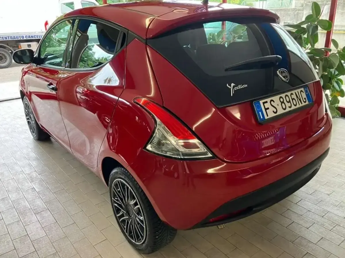 Usata Lancia Ypsilon 69 CV (50 kW) 2018 Rosso Utilitaria