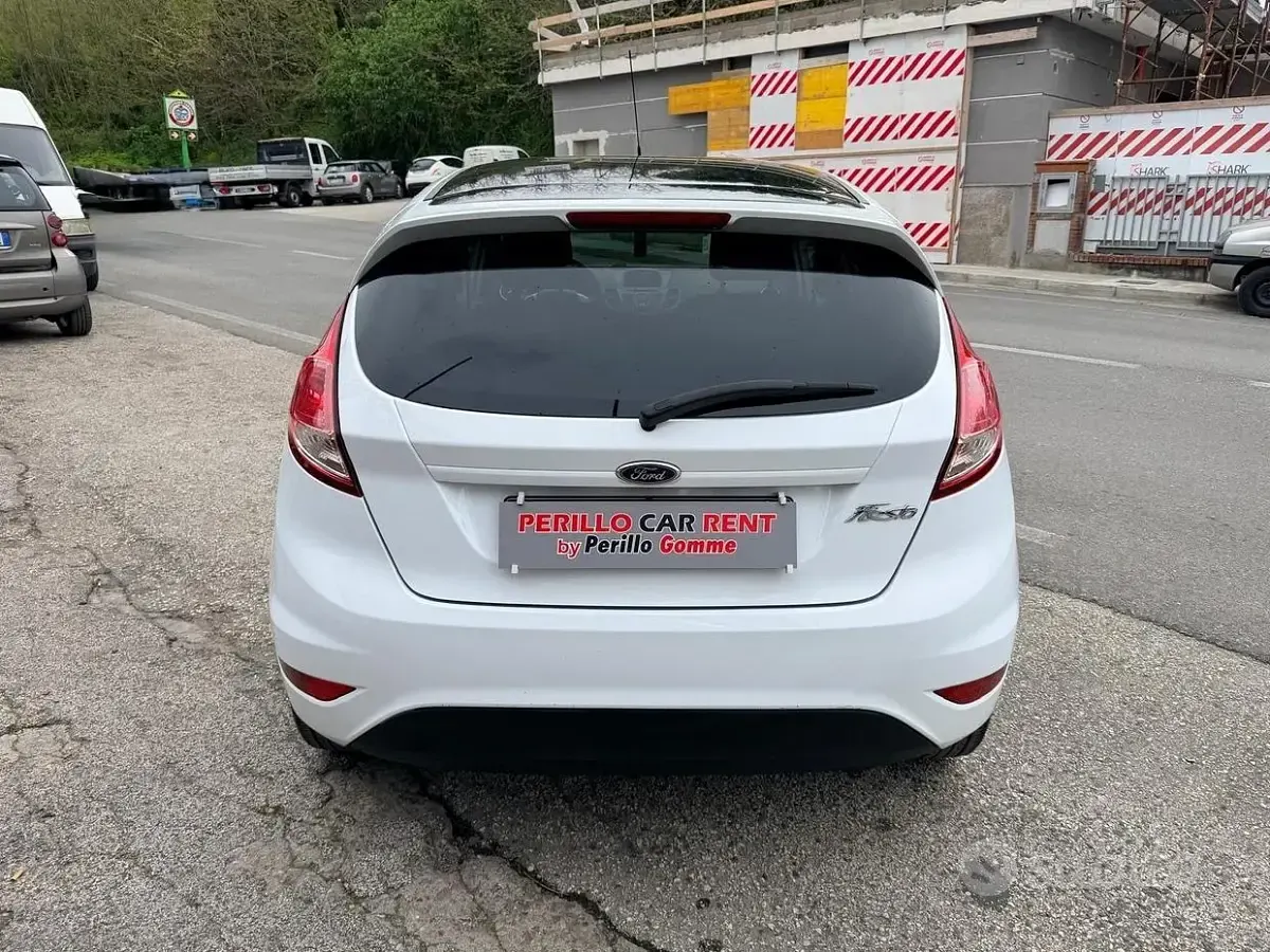 Usata Ford Fiesta 80 CV (58 kW) 2017 Bianco Utilitaria