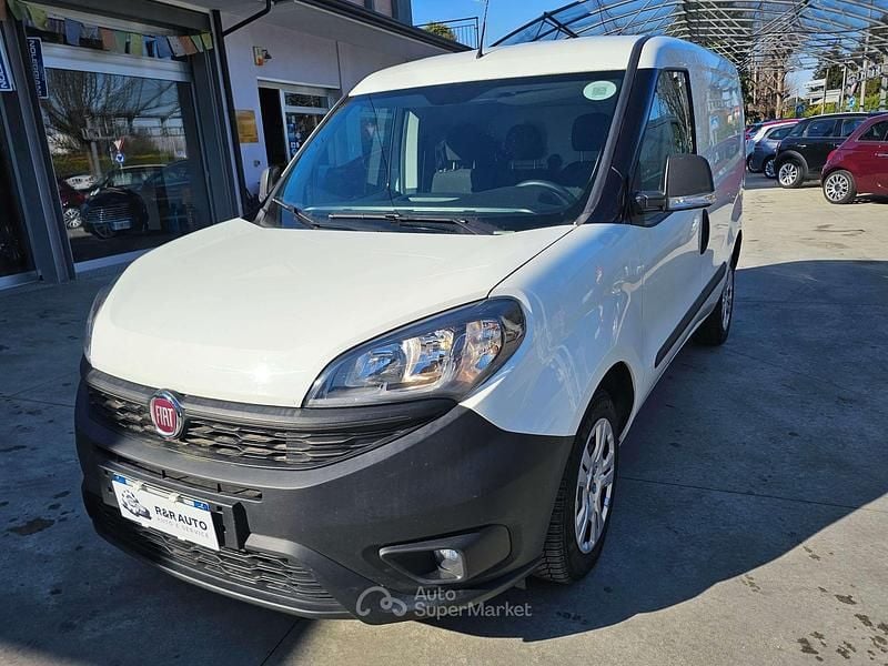 Usata Fiat Doblò Lounge 105 CV (77 kW) 2021 Bianco pastello Monovolume