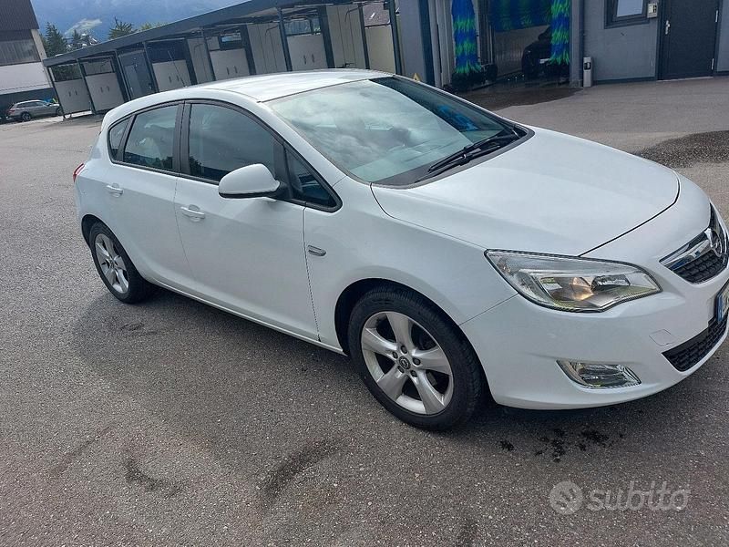Usata Opel Astra 60 CV (44 kW) 2012 Bianco Berlina