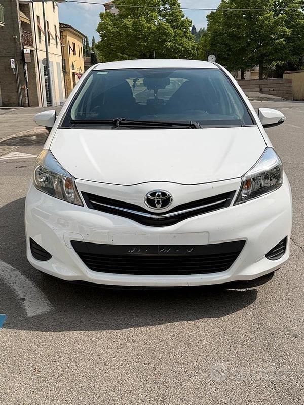 Usata Toyota Yaris 69 CV (50 kW) 2013 Bianco Utilitaria