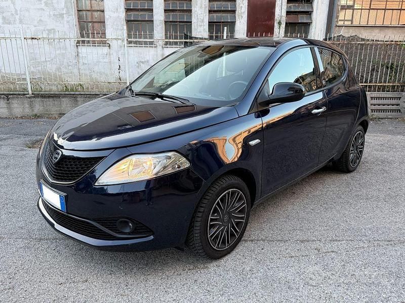 Usata Lancia Ypsilon Gold 70 CV (51 kW) 2021 Blu metallizzato Utilitaria