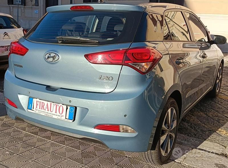 Usata Hyundai i20 Comfort 75 CV (55 kW) 2015 Grigio Berlina